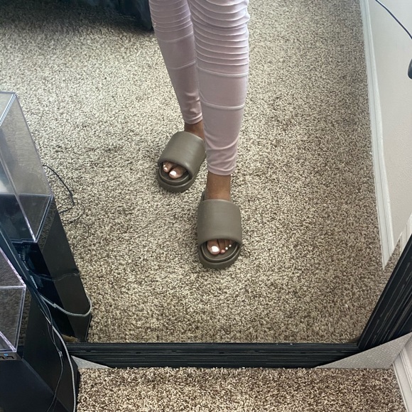 H&M Slides/SOLD - Picture 8 of 9